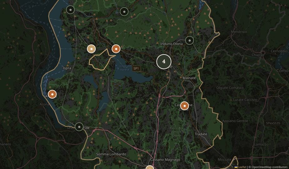 La mappa della provincia di Varese con i nomi dei paesi e i ritratti segnati.